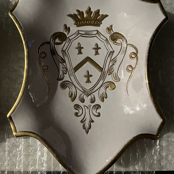 Ugo Zaccagnini Italian Pottery Tray with Coat of Arms, Crown, Scrolls Set of 2 - Picture 4 of 16